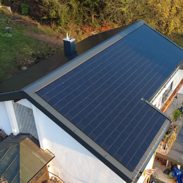 Multi-Energie-Dach flacher Ortgang und First