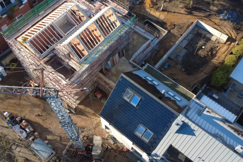 Architektur auf der Baustelle live erleben – Das Multi-Energie-Dach in der Praxis